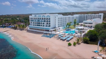 Luxury Chairman Ocean Front Two Bedroom Suite Diamond Club | Vista a la playa o el mar