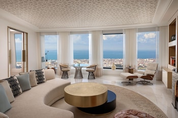 Suite Deluxe, 1 habitación, vista a la bahía | Área de sala de estar | Chimenea, piso con calefacción y bocina smart