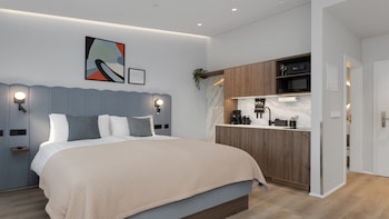 Twin Studio with Sofa Bed and Bathtub | Baño | Regadera, secadora de cabello, toallas, jabón 