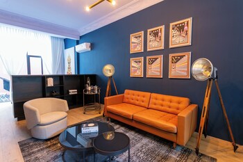 Comfort Studio, 1 Queen Bed with Sofa bed, Balcony, City View | Private kitchen | Full-size fridge, microwave, stovetop, cookware/dishes/utensils