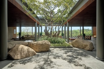 3 outdoor pools, free pool cabanas, pool umbrellas