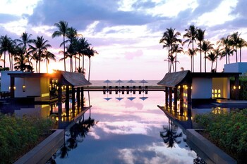Piscina externa, guarda-sóis, espreguiçadeiras