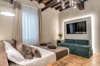 Double Pantheon view 2nd floor | Minibar, safe på rommet, skrivebord og skrivebord for bærbar PC