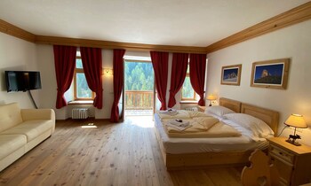 Chambre triple Deluxe, vue sur la montagne | Coffre-fort, bureau, système d’insonorisation, lit de bébé (gratuit)