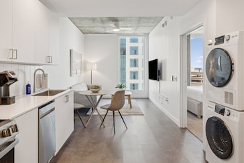 Suite, 2 habitaciones | Cocina privada | Frigorífico, microondas, horno y placa de cocina