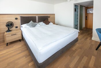Standard Single Room | Minibar, in-room safe, desk, free WiFi