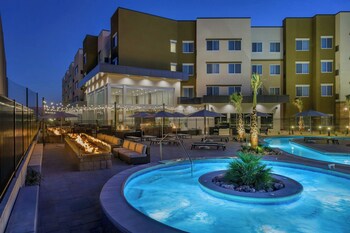 Un hôtel doté d’une piscine, d’un espace extérieur aménagé et d’un pont.