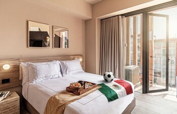 Executive Studio, Balcony | Premium bedding, down comforters, in-room safe, iron/ironing board