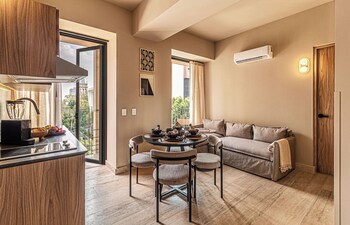 Studio, Balcony | Private kitchen | Mini-fridge, microwave, espresso maker, cookware/dishes/utensils