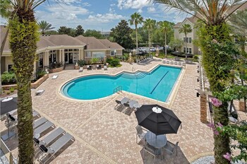 Full-size fridge, microwave, oven, stovetop