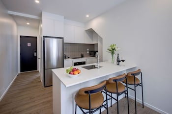 Een bureau, een laptopwerkplek, gratis wifi, beddengoed