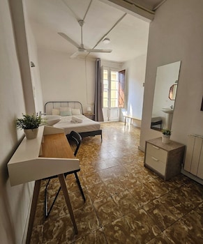 Un edificio con un letrero que dice "HOSTAL CENTRAL & BASIC" en la entrada.