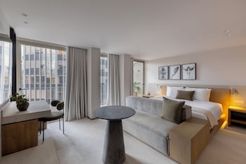 Een kluis op de kamer, een bureau, een laptopwerkplek