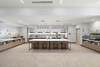 開放式客房, 1 張特大雙人床, 無障礙, 浴缸 (Mobility & Hearing) | 客房內保險箱、書桌、筆電工作空間、遮光布/窗簾