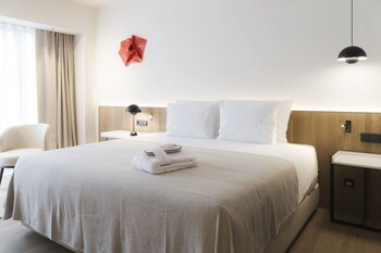 Habitación Premium | Minibar, caja de seguridad en la habitación y escritorio