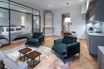 Suite | In-room safe, desk, laptop workspace, blackout drapes