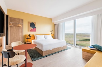 Televisión de pantalla plana de 106 cm con canales por cable y oficina 