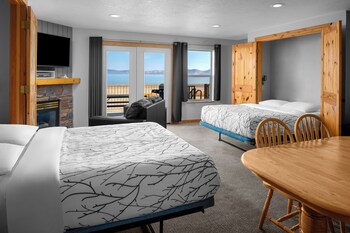 Beach Hotel- Park View Superior Suite (Sleeps 6) | Free WiFi, bed sheets
