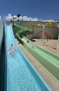 Indoor pool, 2 outdoor pools