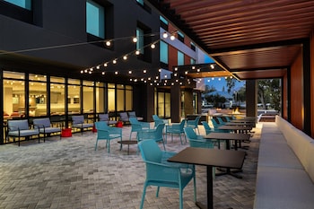 Un foyer extérieur avec des sièges, un patio couvert et une vue sur la rue.