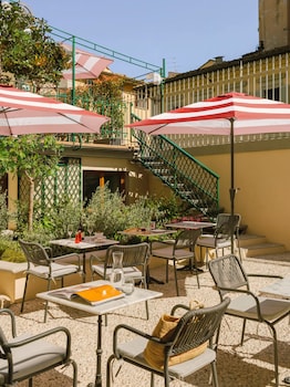 Una scrivania, postazione laptop, ferro/asse da stiro, Wi-Fi gratuito