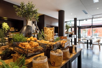 Bữa sáng buffet hàng ngày (25 EUR/mỗi người)