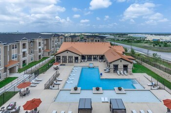 Outdoor pool, free cabanas, sun loungers