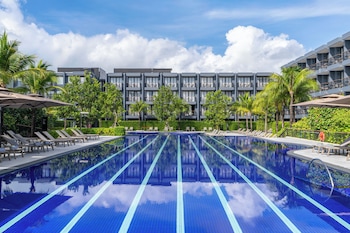 2 outdoor pools