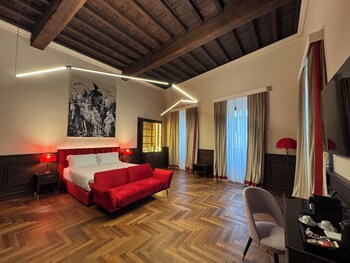 Vatican Suite with Rooftop | ميني بار وخزنة داخل الغرفة ومكتب وواي فاي مجانًا