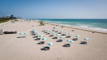 Beach nearby, white sand, sun loungers, beach towels