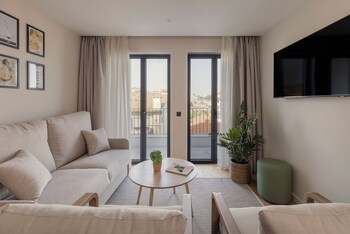 Dúplex, 3 habitaciones | Zona de estar | Televisión de pantalla plana de 50 pulgadas con canales por cable