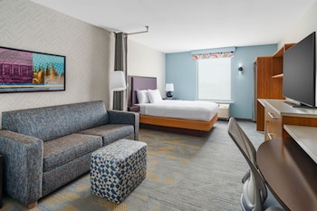 Un moderno edificio de hotel con un letrero que dice 'HOME 2 SUITES BY HILTON'.