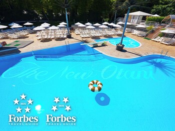 6 bars/lounges