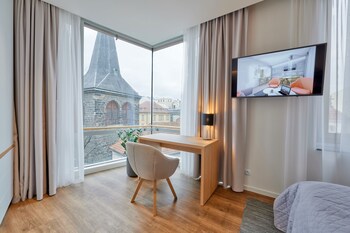 Sauna, hot tub, steam room, body treatments, facials, massages