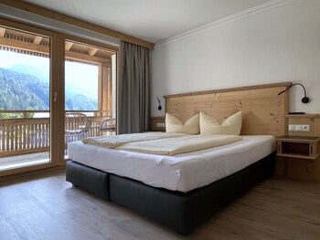 Junior Suite | Hypo-allergenic bedding, in-room safe, individually decorated
