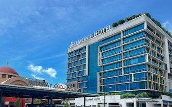 Piscine extérieure, parasols de plage, chaises longues