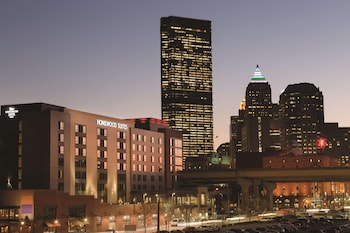 Suite Deluxe, 2 camas Queen size (Premium) | Área de sala de estar | Televisión