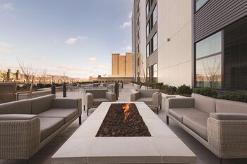 Suite Deluxe, 2 grands lits (Premium) | Aire de séjour | Téléviseur