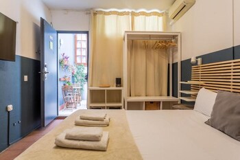 Cortinas blackout, wifi gratis y ropa de cama