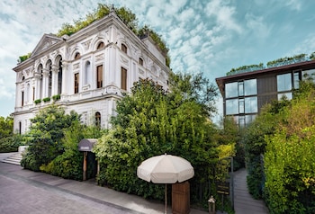 2 restaurants, servant le déjeuner et le dßner; cuisine italienne