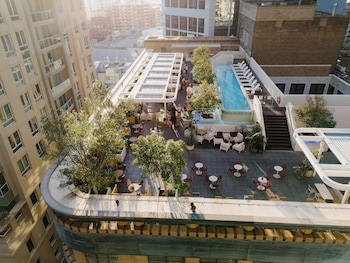 2 bars/lounges, cocktail bar, rooftop bar