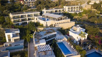4 outdoor pools, a rooftop pool, pool umbrellas, sun loungers