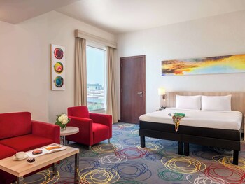 Breakfast, lunch, dinner served; international cuisine