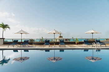 Piscine extérieure, accès possible de 10 h à 19 h, chaises longues