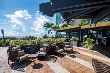 Alberca al aire libre, acceso de 10:00 a 19:00, y camastros 