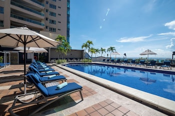 Alberca al aire libre, acceso de 10:00 a 19:00, y camastros 