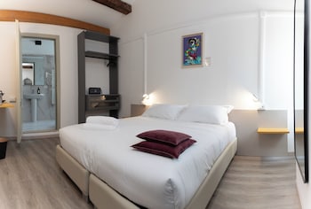 Classic Double or Twin Room | Desk, blackout drapes, iron/ironing board, WiFi (free)