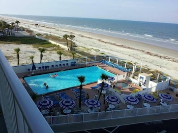 One Bedroom Two Bathroom Deluxe Oceanfront Suite | Wohnbereich