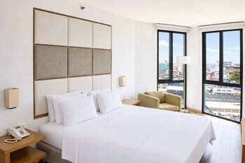 Quarto júnior, sacada, vista para a cidade | Cofres nos quartos, escrivaninha, ferros/tábuas de passar roupa