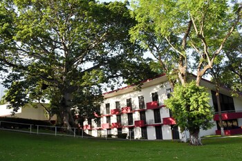 Se sirven desayunos, comidas, cenas y cocina regional